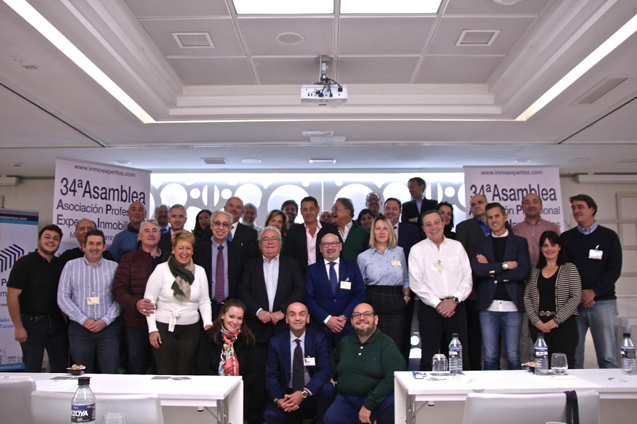 Foto de todos los expertos asistentes a la Asamblea de APEI en 2022