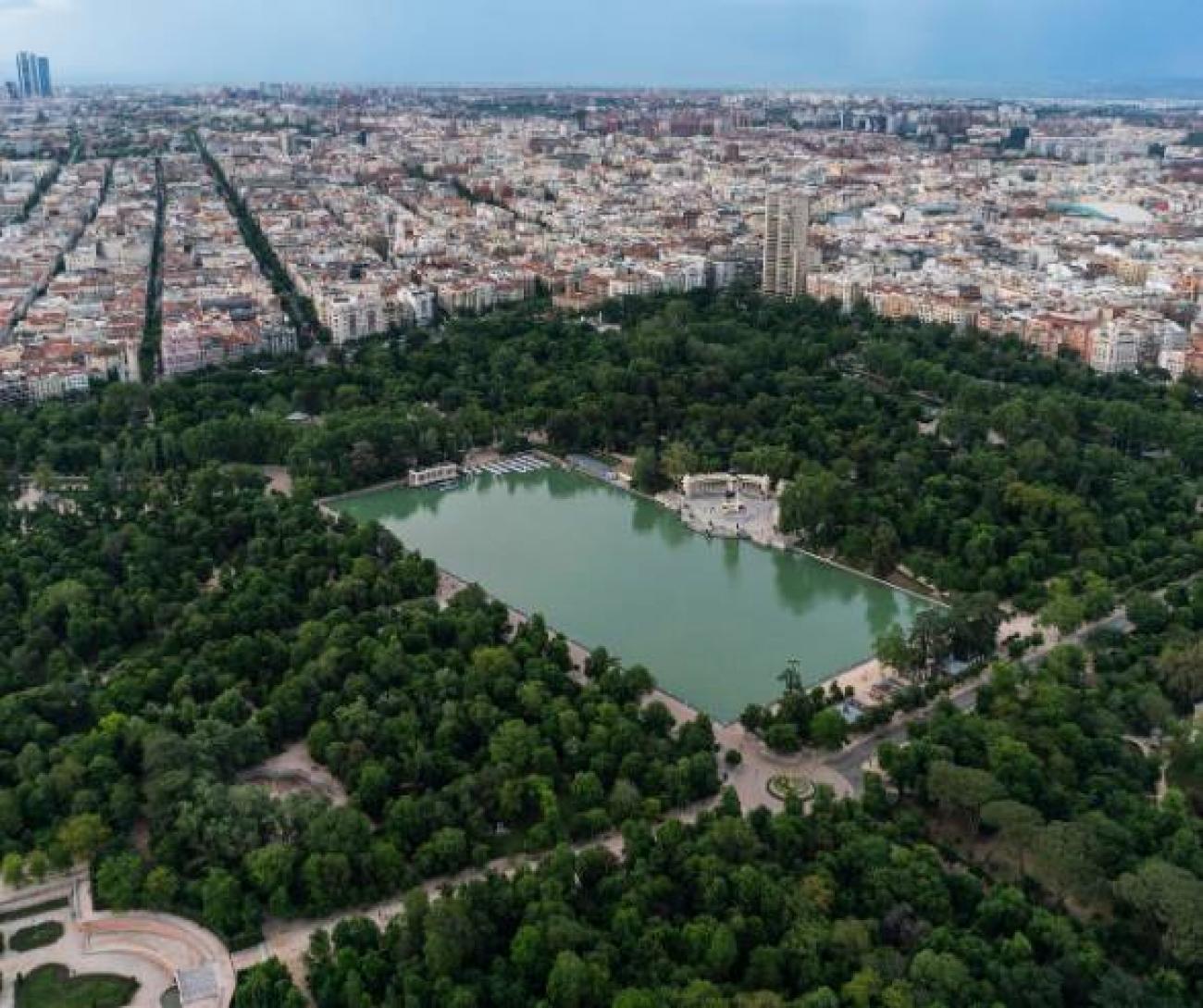 Vista aérea de Madrid con el parque de El Retiro en el centro