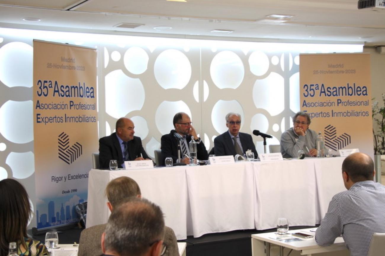 Mesa de la 35a Asamblea de los Expertos Inmobiliarios